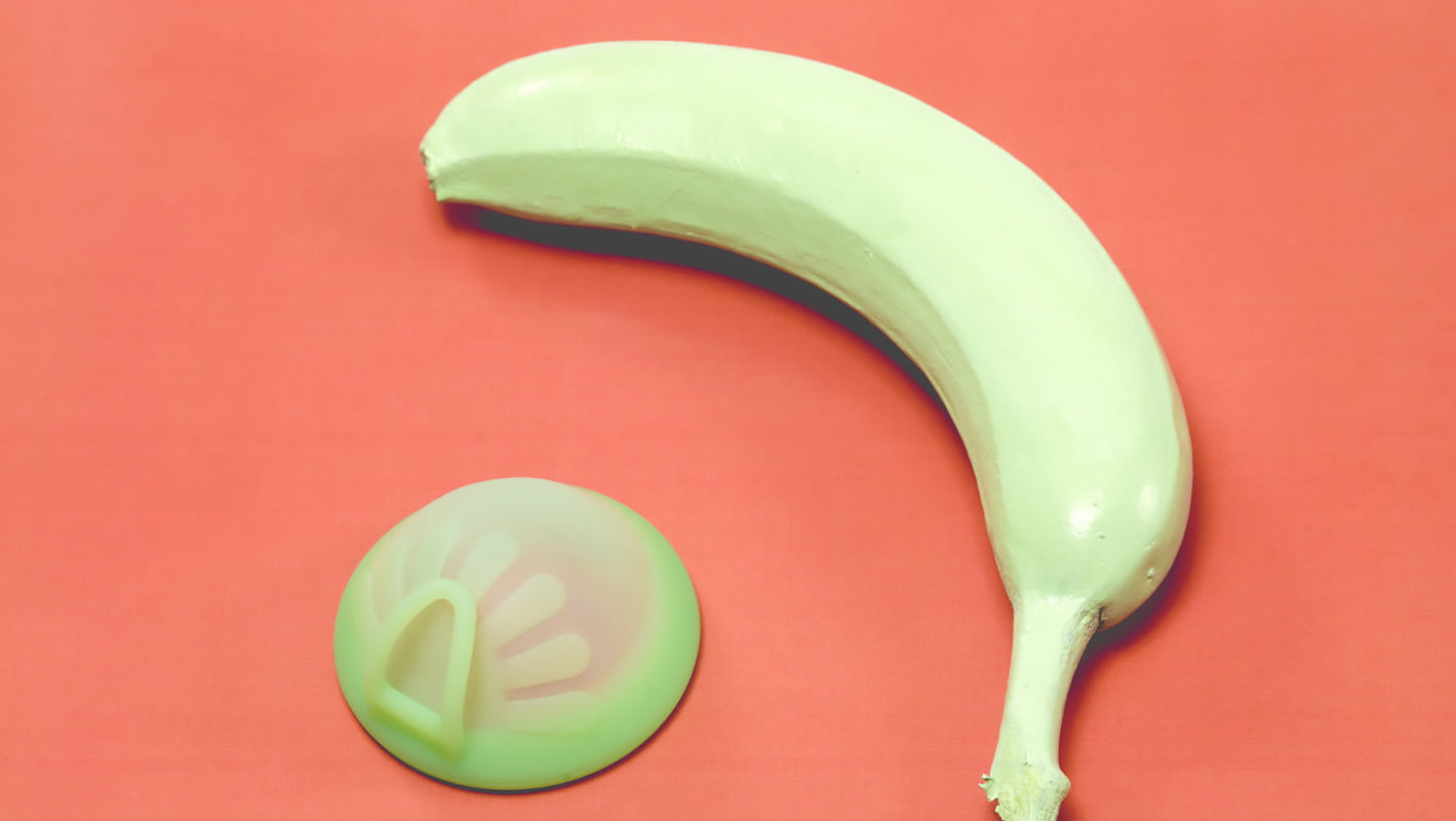 Discul menstrual Femi.Eko® alături de o banană, simbolizând în mod creativ și discret posibilitatea de a avea relații intime confortabile și sigure în timpul menstruației.