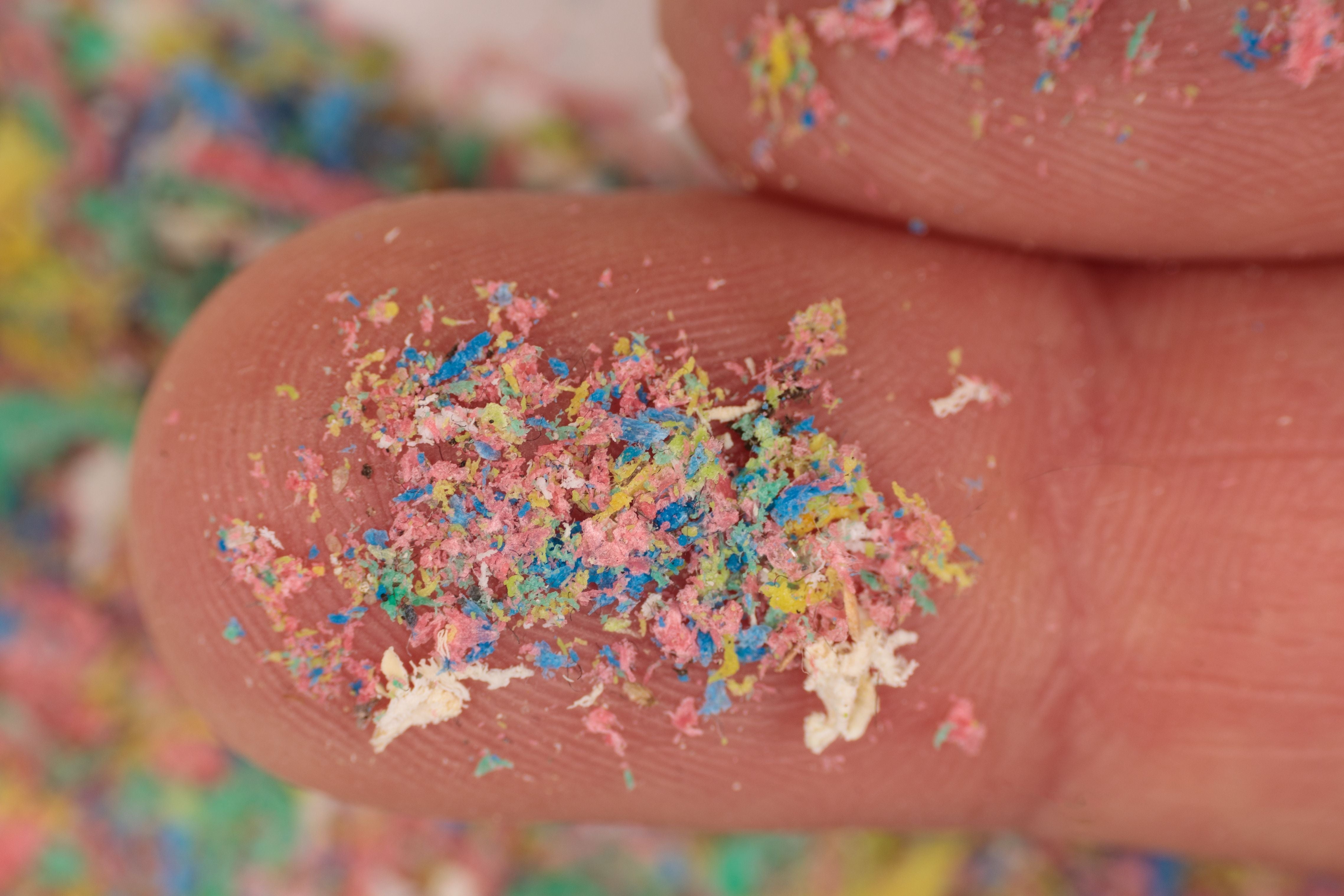 Microplastice în absorbante, un pericol invizibil pentru mediu, dar mai ales pentru corpul tău!