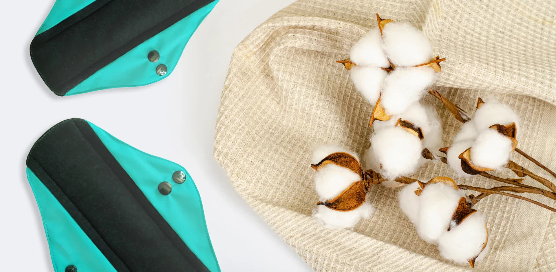 Absorbante reutilizabile Femi.Eko® din fibre naturale, alături de bumbac organic, simbol al protecției intime blânde și sustenabile.