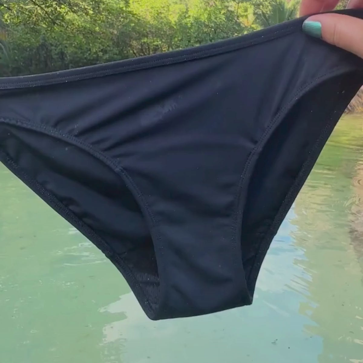 Încărcă videoclipul: Maja | Bikini menstruali pentru înot | Negru | UV30+