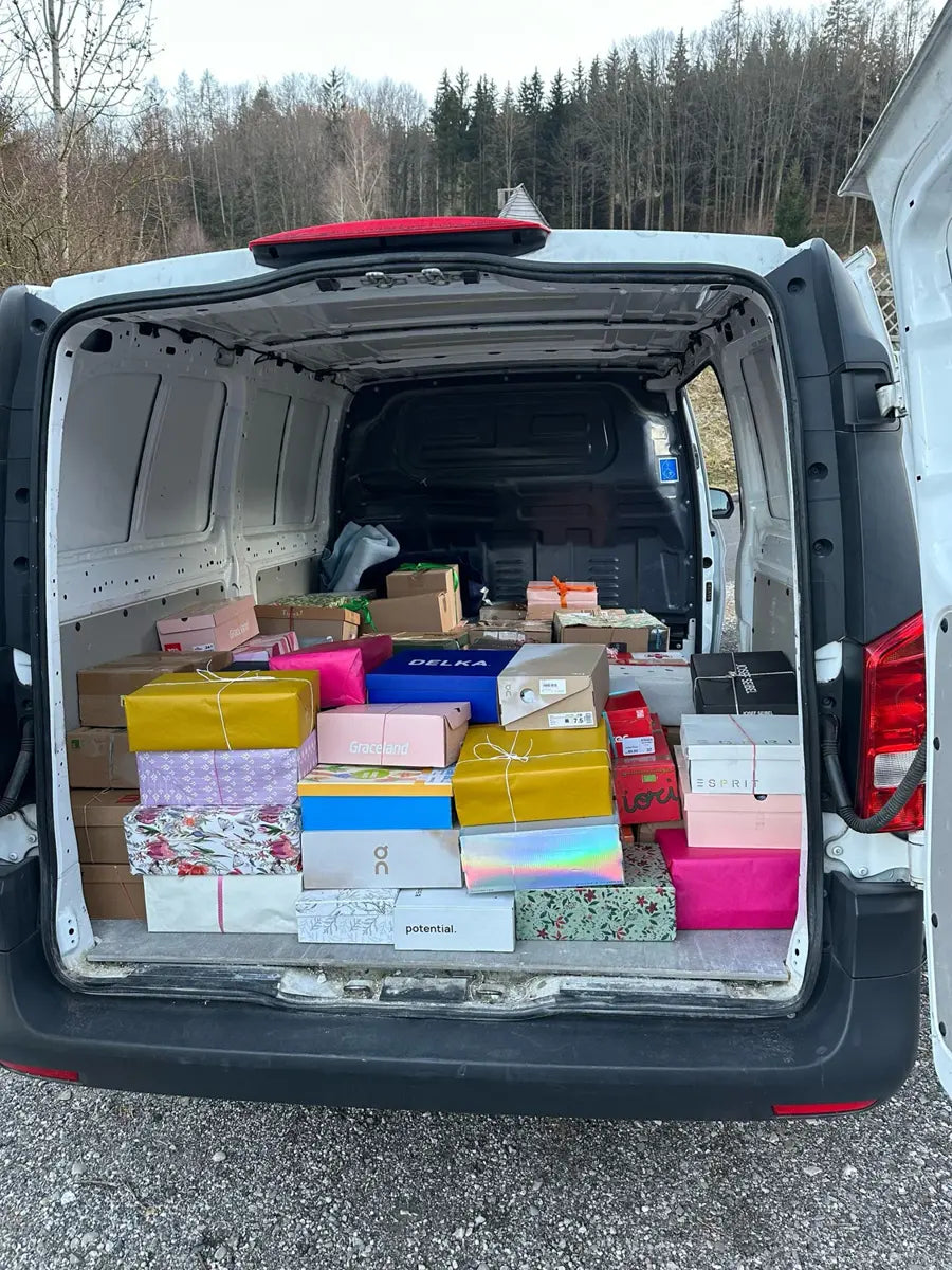 Produse pregătite pentru transport către comunitatea din Vaslui